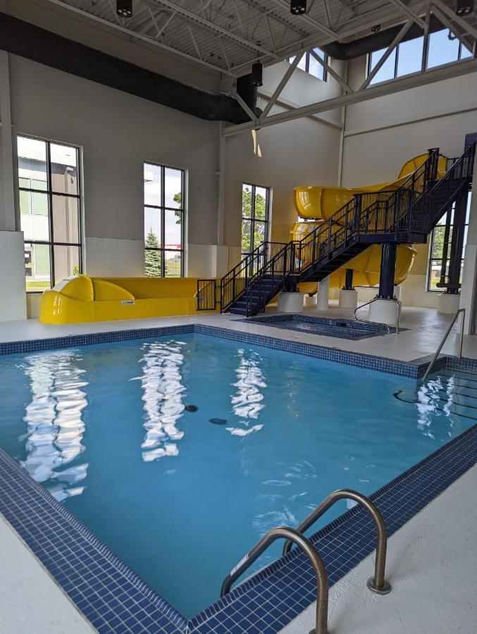 Microtel Inn & Suites Dorval Qc Екстериор снимка