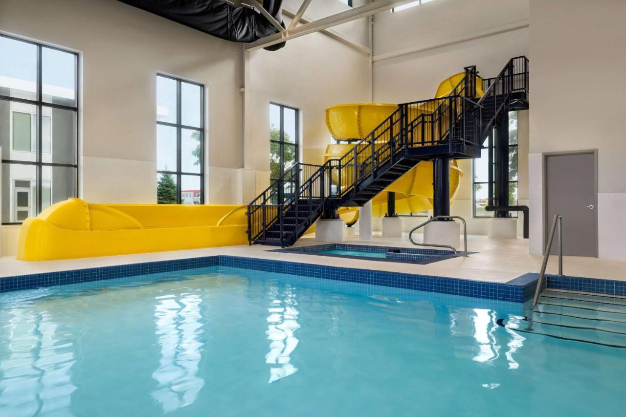 Microtel Inn & Suites Dorval Qc Екстериор снимка