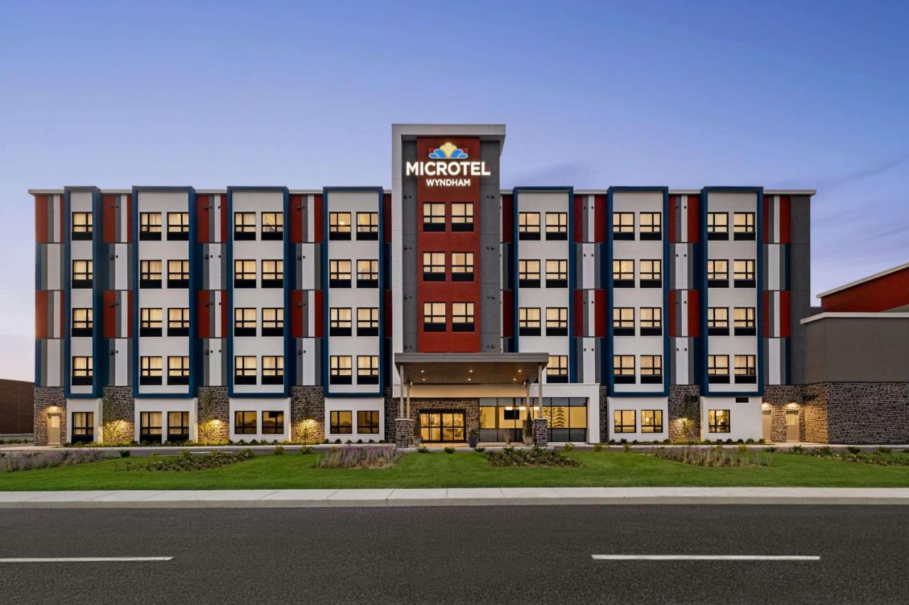 Microtel Inn & Suites Dorval Qc Екстериор снимка