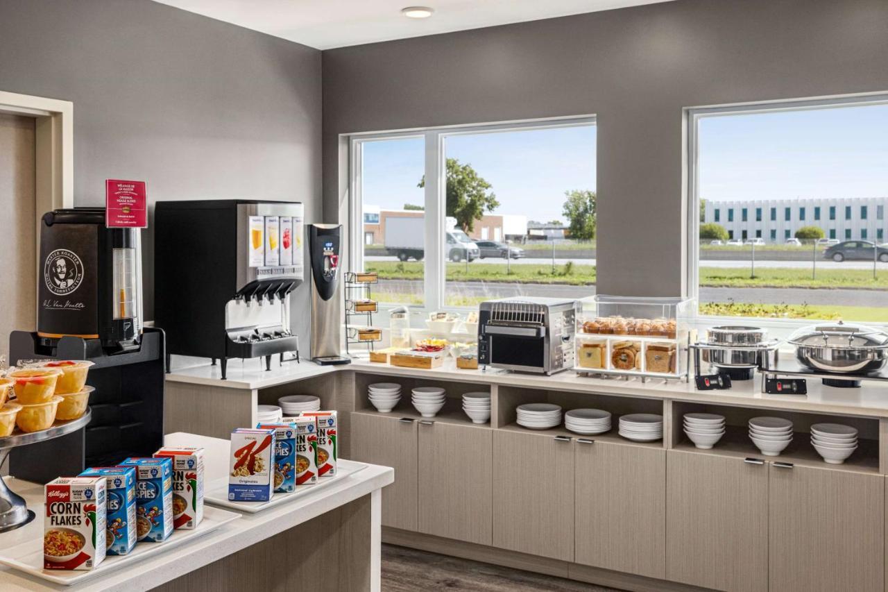Microtel Inn & Suites Dorval Qc Екстериор снимка