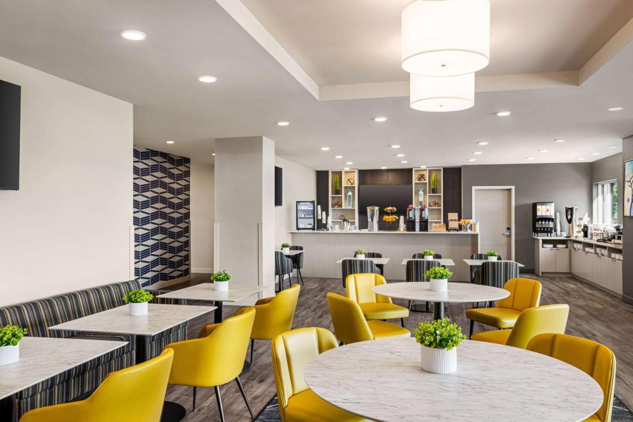 Microtel Inn & Suites Dorval Qc Екстериор снимка