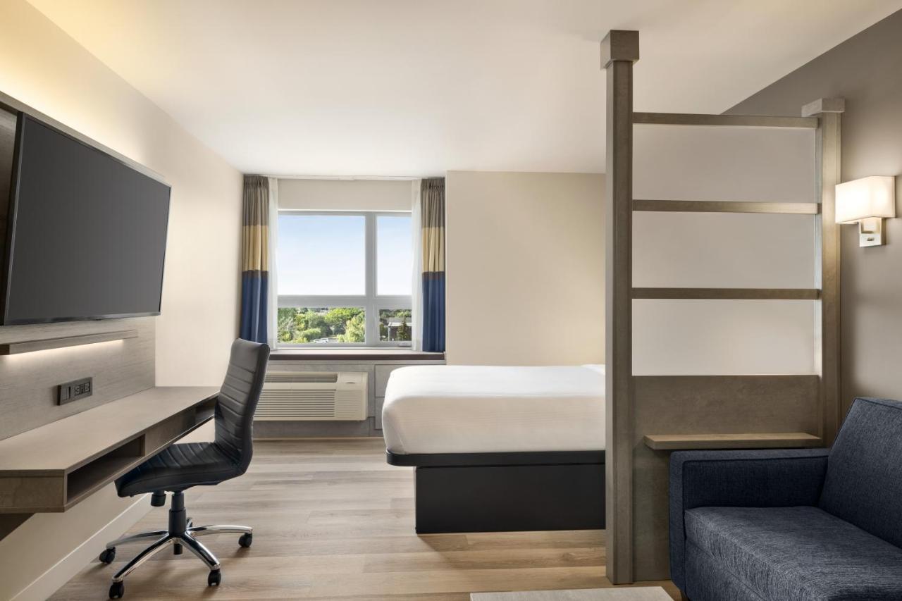 Microtel Inn & Suites Dorval Qc Екстериор снимка