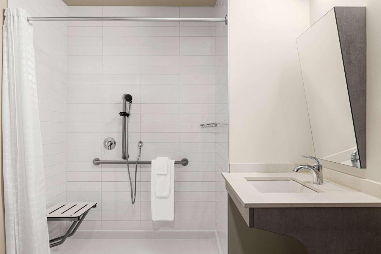 Microtel Inn & Suites Dorval Qc Екстериор снимка