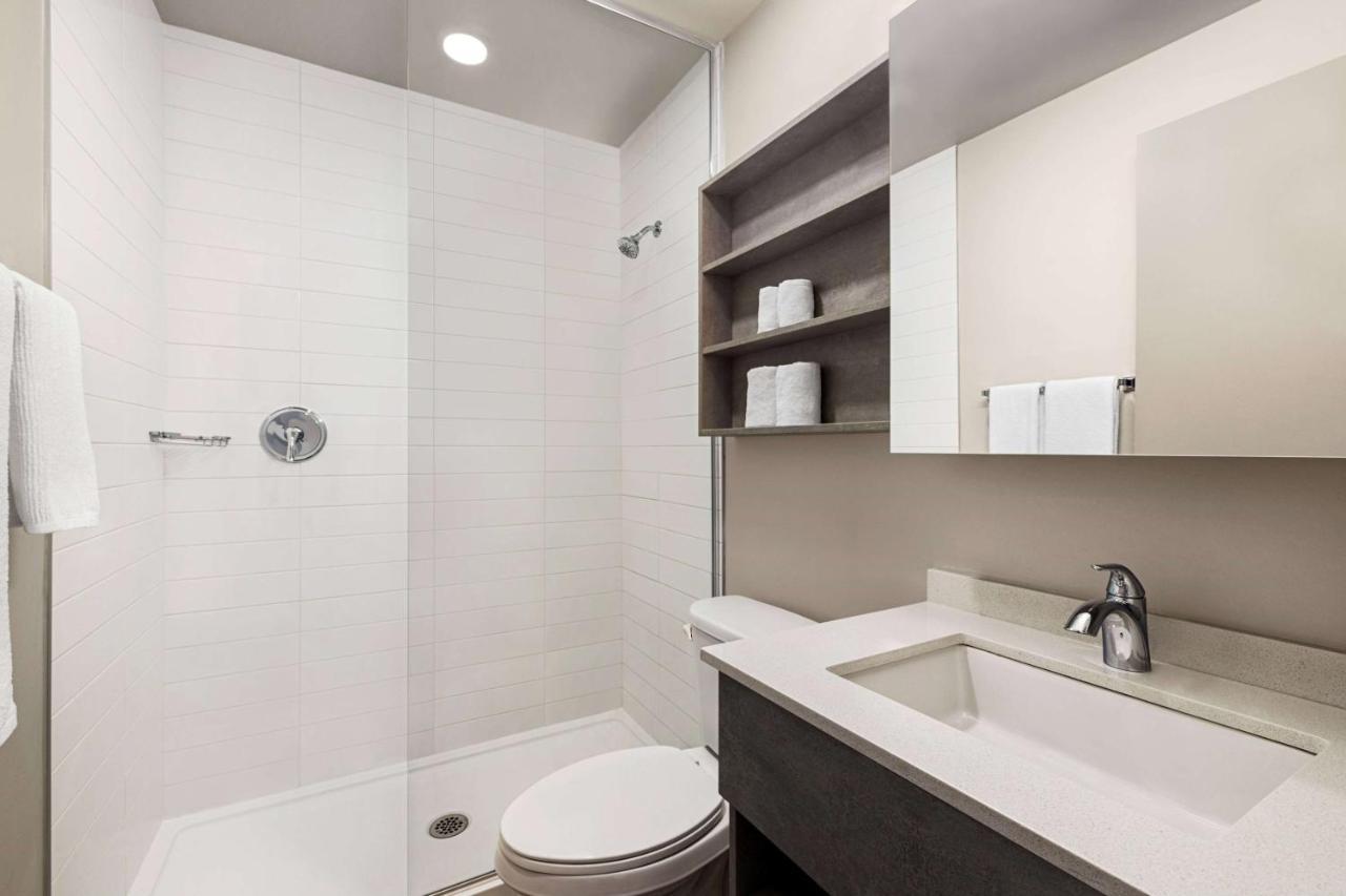 Microtel Inn & Suites Dorval Qc Екстериор снимка