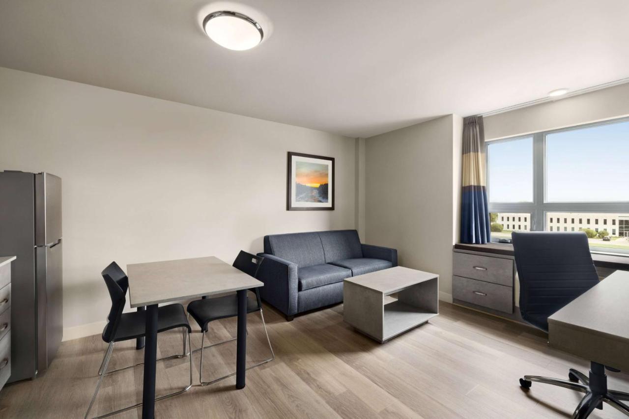 Microtel Inn & Suites Dorval Qc Екстериор снимка