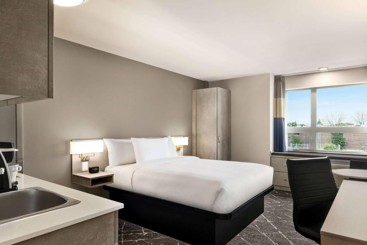 Microtel Inn & Suites Dorval Qc Екстериор снимка