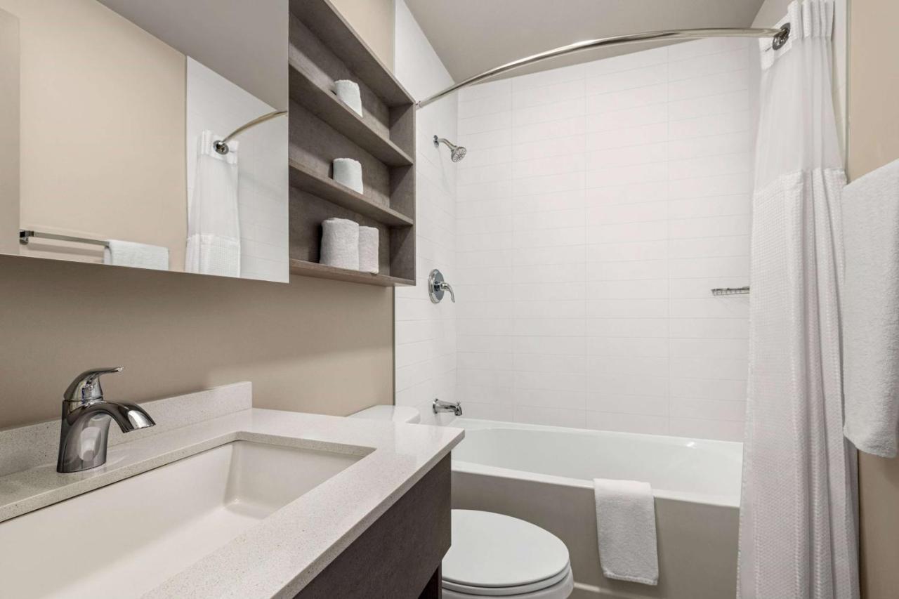 Microtel Inn & Suites Dorval Qc Екстериор снимка