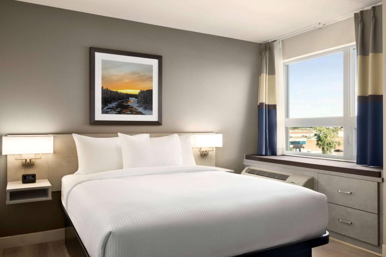 Microtel Inn & Suites Dorval Qc Екстериор снимка