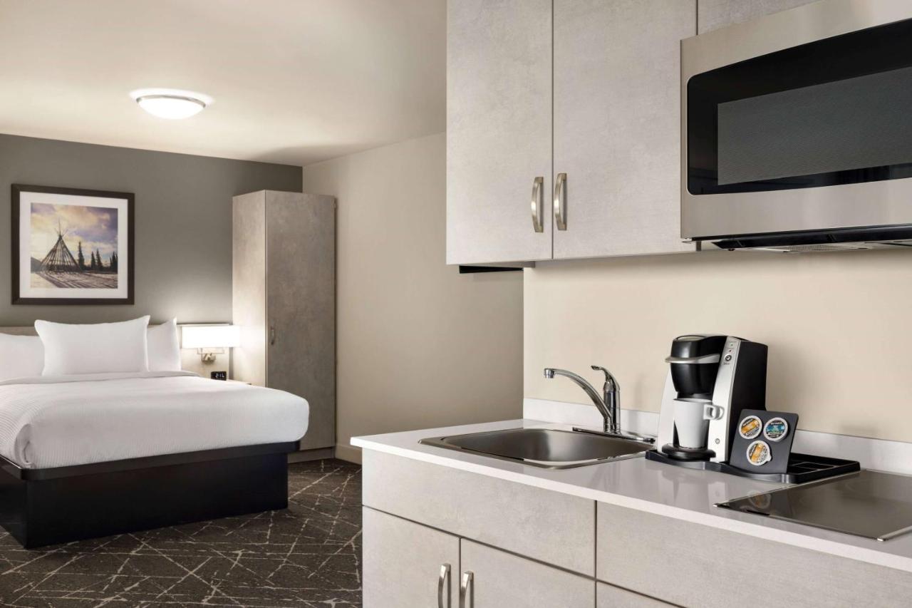 Microtel Inn & Suites Dorval Qc Екстериор снимка
