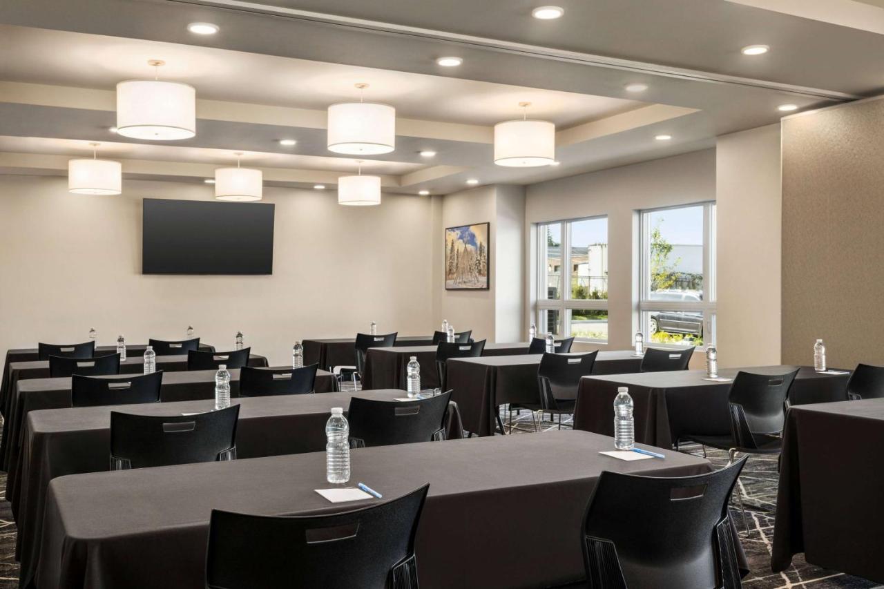 Microtel Inn & Suites Dorval Qc Екстериор снимка