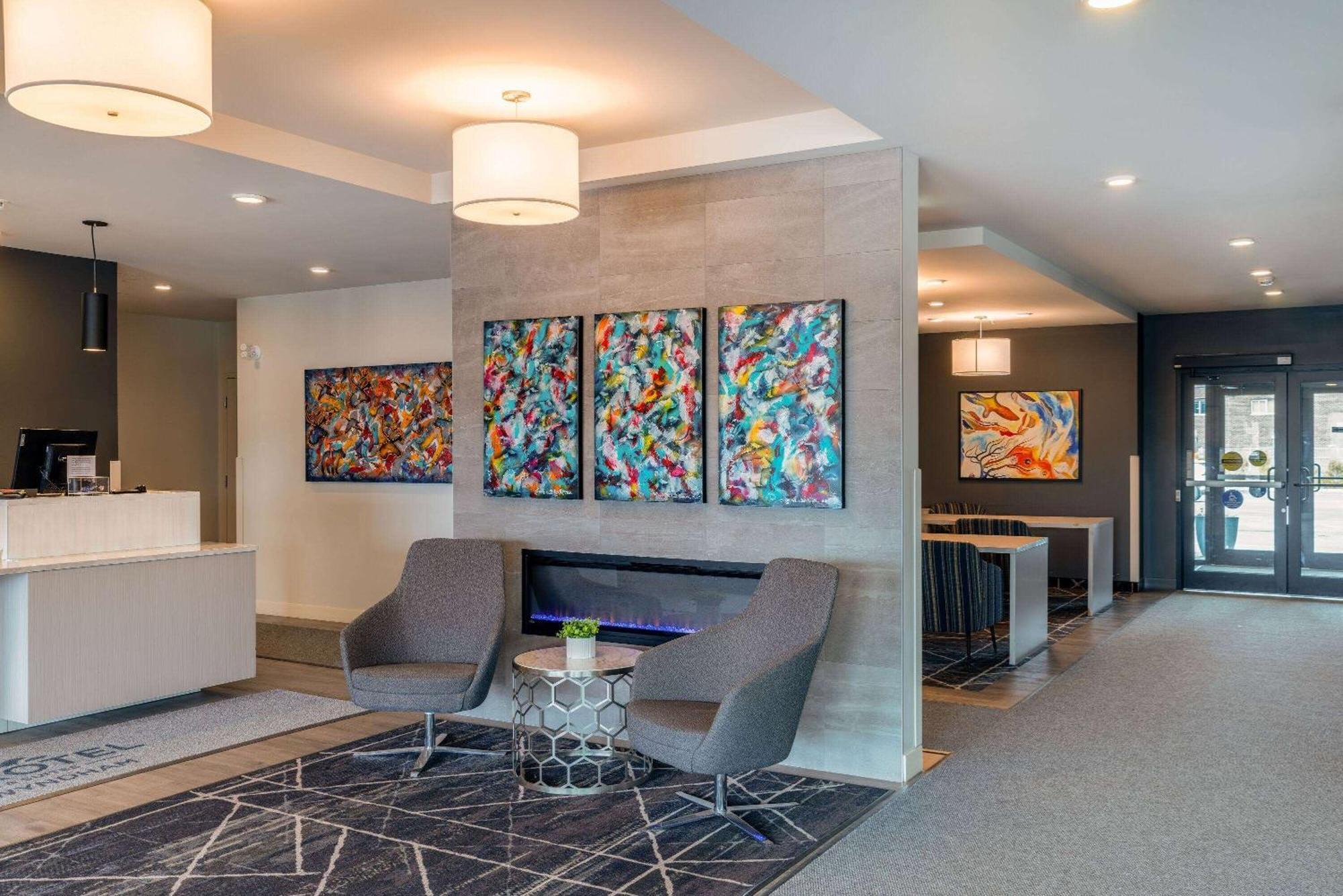 Microtel Inn & Suites Dorval Qc Екстериор снимка