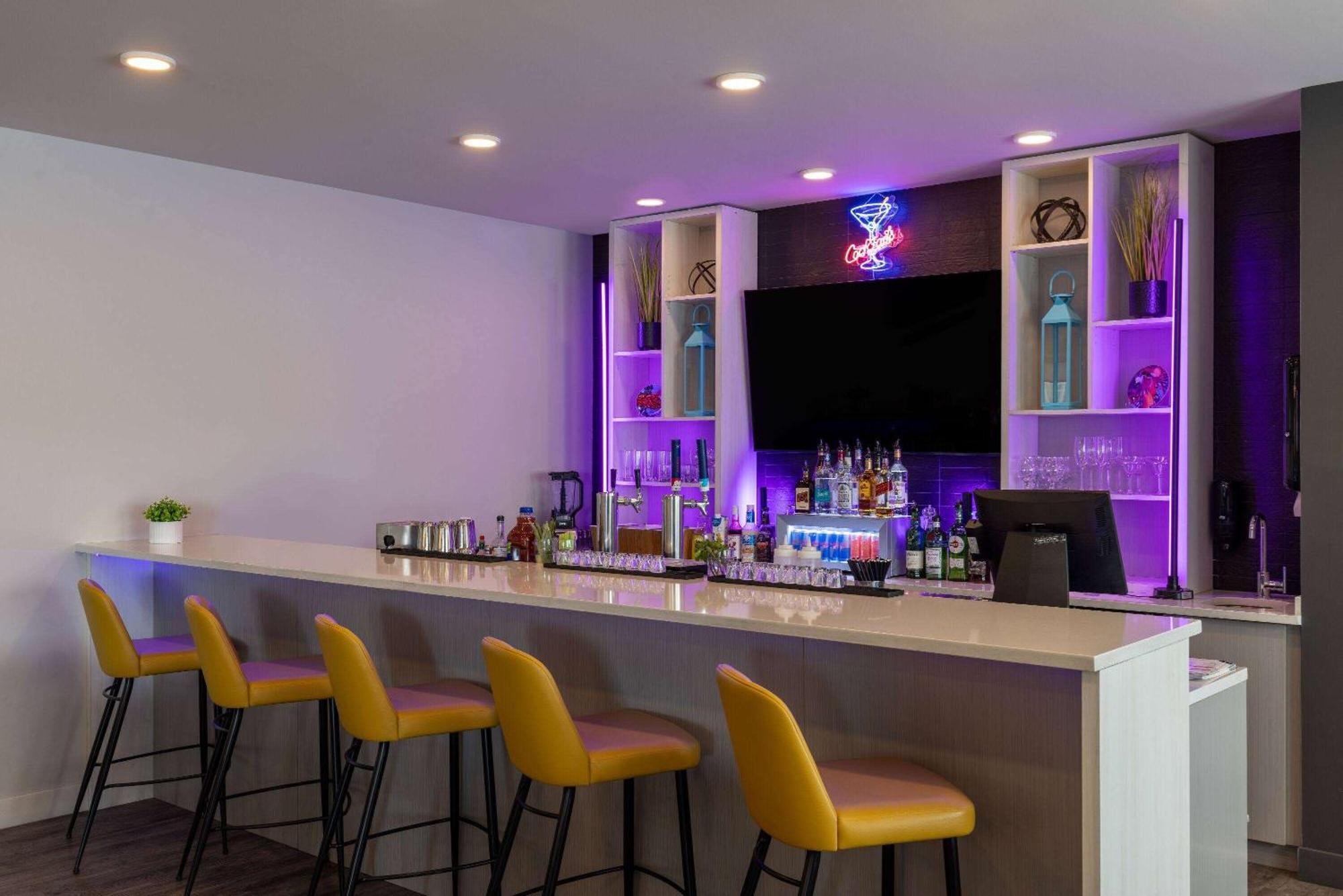 Microtel Inn & Suites Dorval Qc Екстериор снимка