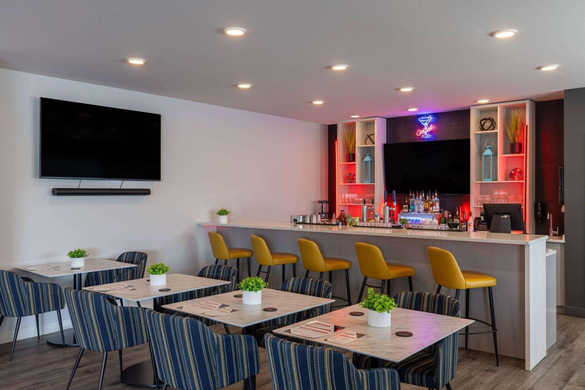 Microtel Inn & Suites Dorval Qc Екстериор снимка